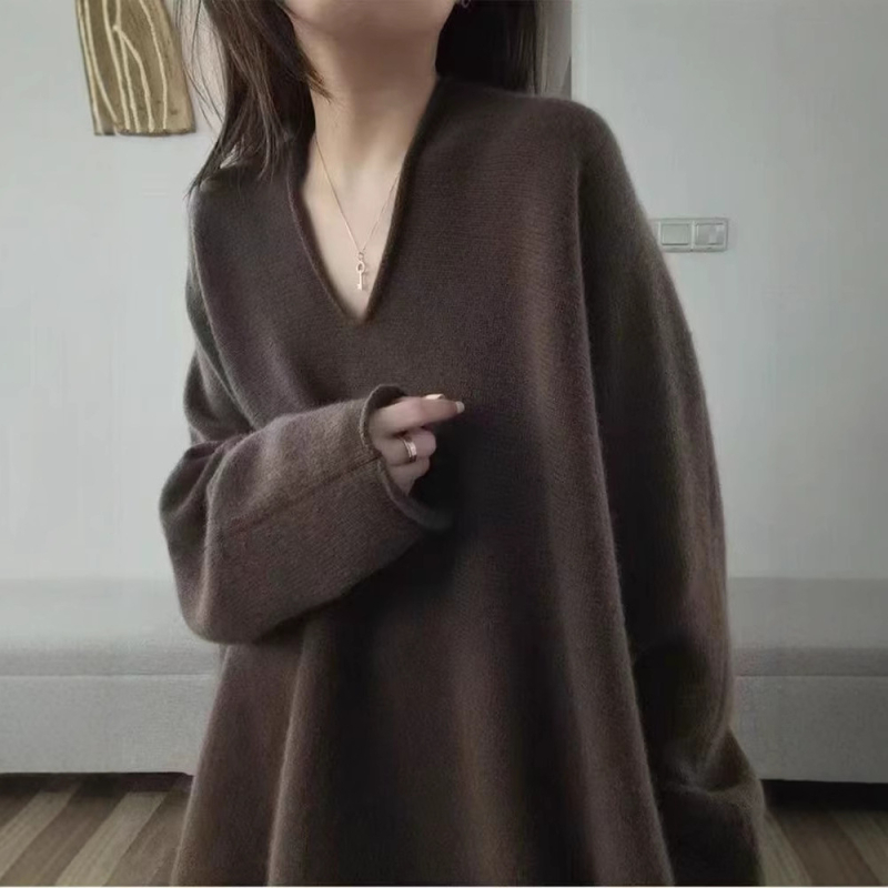 Svetrov z vlny s V-krkom, voľný strih, dlhé rukávy, stredná dĺžka