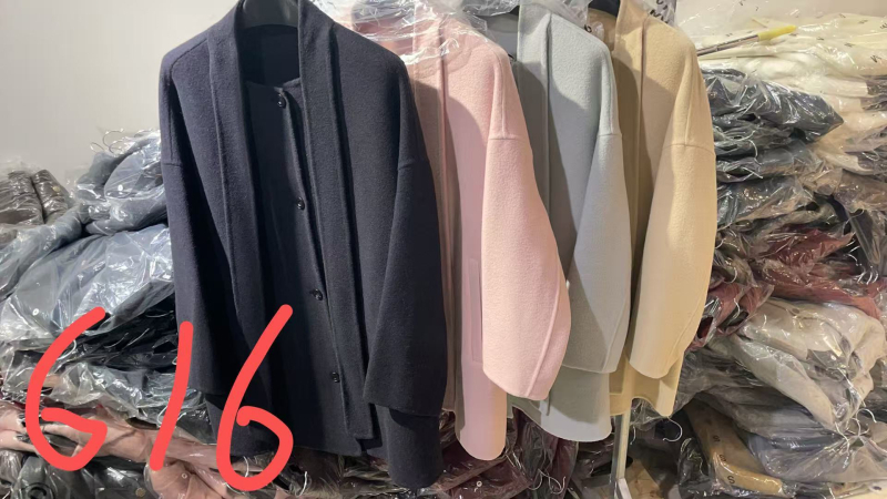 Dvojstranný vlnený kabát s golierom na šál, jar 2025, kašmír <30% / vlna 70-80%