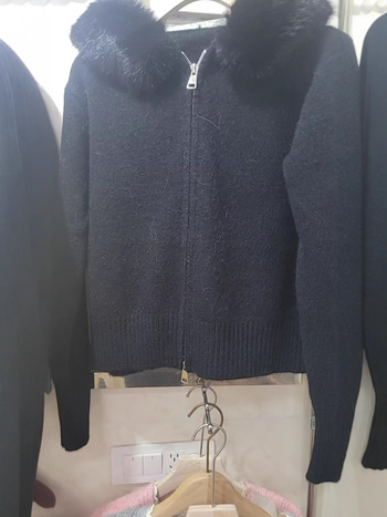 Ženski kapuljačasti debeli pleteni kardigan, smjesa poliester/akril/vuna, slobodan kroj, dugi rukavi, zip zatvarač, duljina 40–50 cm