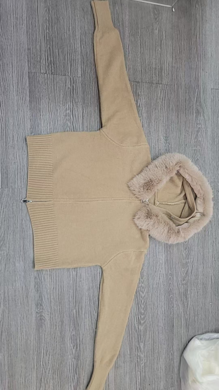Ženski kapuljačasti debeli pleteni kardigan, smjesa poliester/akril/vuna, slobodan kroj, dugi rukavi, zip zatvarač, duljina 40–50 cm