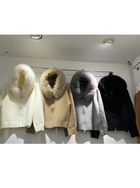 Ženski kapuljačasti debeli pleteni kardigan, smjesa poliester/akril/vuna, slobodan kroj, dugi rukavi, zip zatvarač, duljina 40–50 cm