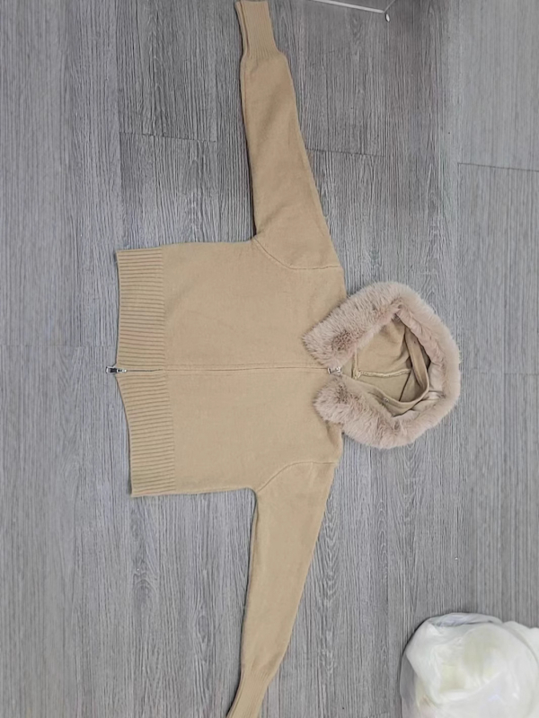 Ženski kapuljačasti debeli pleteni kardigan, smjesa poliester/akril/vuna, slobodan kroj, dugi rukavi, zip zatvarač, duljina 40–50 cm
