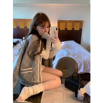 Houndstooth pletený cardigan s pozlátenou sponou, zmes bavlny-kašmíru, hrubý úplet, okrúhly výstrih, dlhé rukávy, bežná dĺžka, jar a jeseň