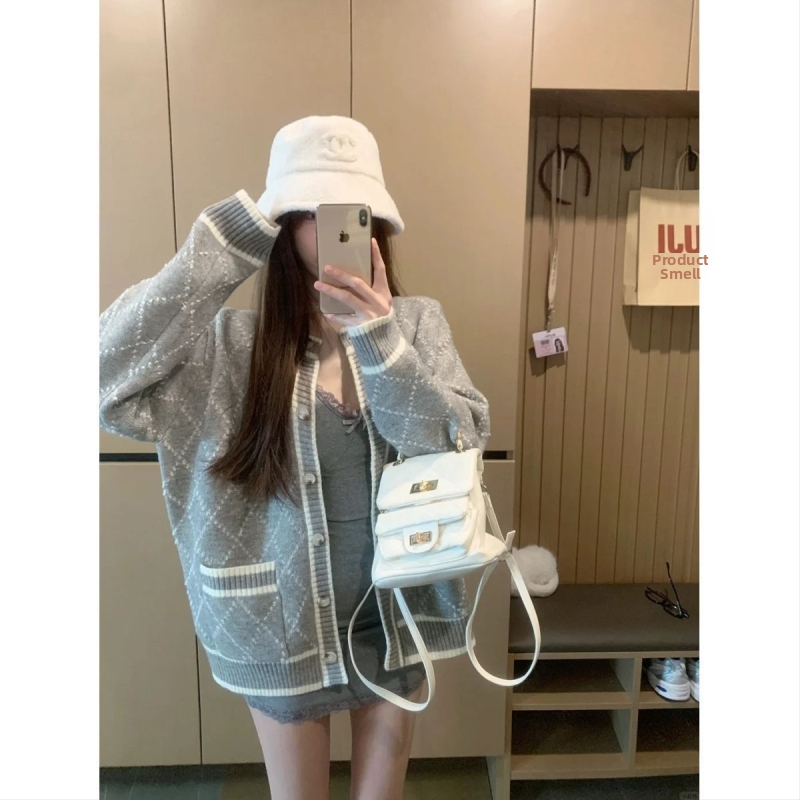 Houndstooth pletený cardigan s pozlátenou sponou, zmes bavlny-kašmíru, hrubý úplet, okrúhly výstrih, dlhé rukávy, bežná dĺžka, jar a jeseň