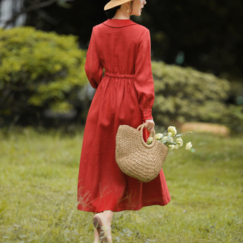 Lanena haljina s kukičanim ovratnikom, lampionskim rukavima i širokom zavodnom suknjom