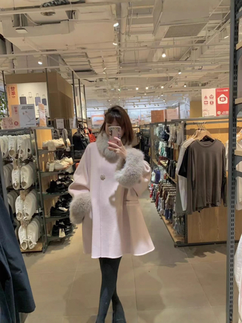 Ženski vuneni kaput s odvojivim krznim ovratnikom – kaput stil, jednoredno kopčanje, srednja duljina