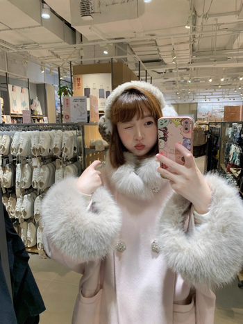 Ženski vuneni kaput s odvojivim krznim ovratnikom – kaput stil, jednoredno kopčanje, srednja duljina