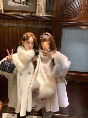 Ženski vuneni kaput s odvojivim krznim ovratnikom – kaput stil, jednoredno kopčanje, srednja duljina