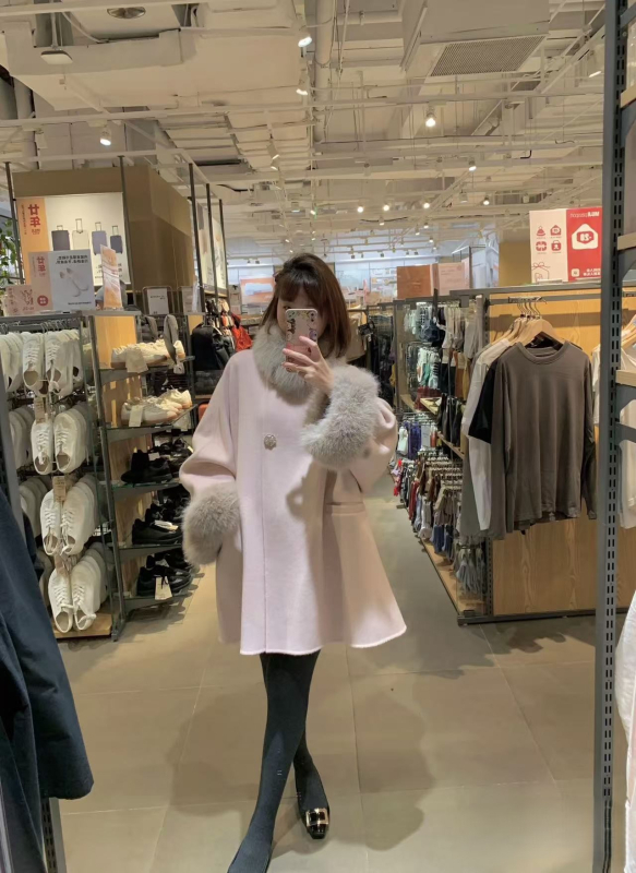 Ženski vuneni kaput s odvojivim krznim ovratnikom – kaput stil, jednoredno kopčanje, srednja duljina