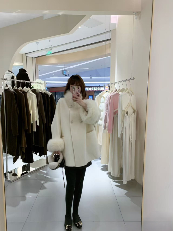 Ženski vuneni kaput s odvojivim krznim ovratnikom – kaput stil, jednoredno kopčanje, srednja duljina