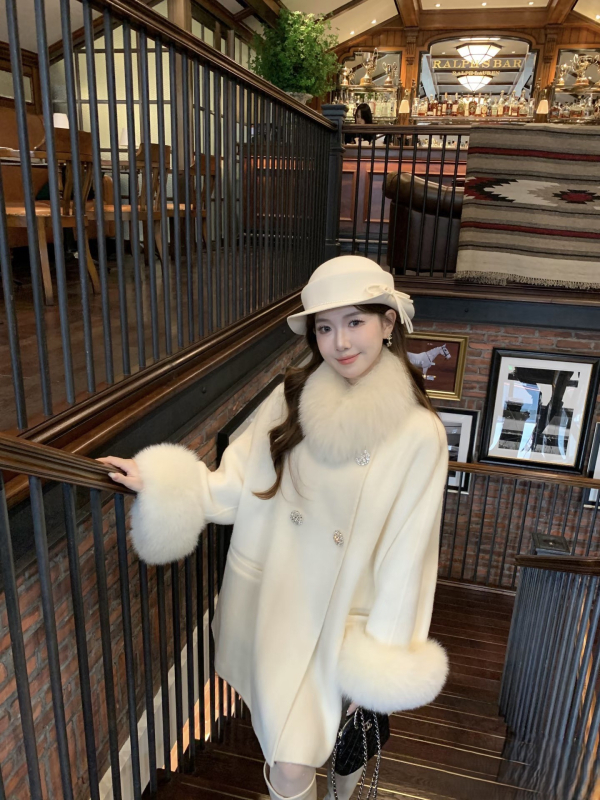 Ženski vuneni kaput s odvojivim krznim ovratnikom – kaput stil, jednoredno kopčanje, srednja duljina