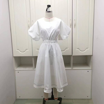 Rochie din bumbac cu mâneci bufante, detaliu decupat, guler rotund, lungime midi