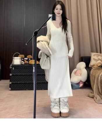 Őszi–téli kötött ruha V-nyakú, csípőre simuló fazon, középhosszú, akril- és poliészter keverék