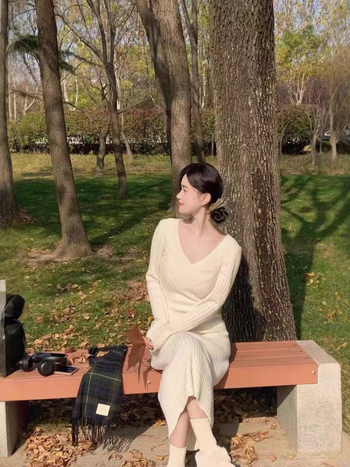 Őszi–téli kötött ruha V-nyakú, csípőre simuló fazon, középhosszú, akril- és poliészter keverék