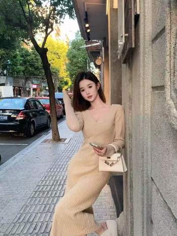 Őszi–téli kötött ruha V-nyakú, csípőre simuló fazon, középhosszú, akril- és poliészter keverék