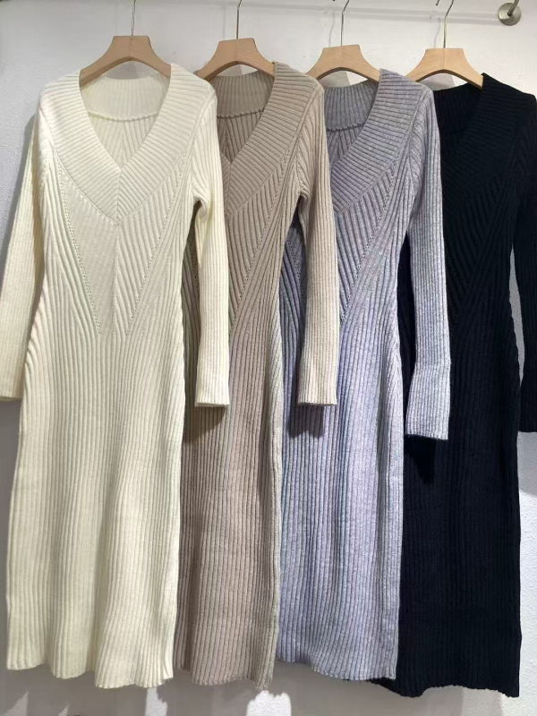 Őszi–téli kötött ruha V-nyakú, csípőre simuló fazon, középhosszú, akril- és poliészter keverék