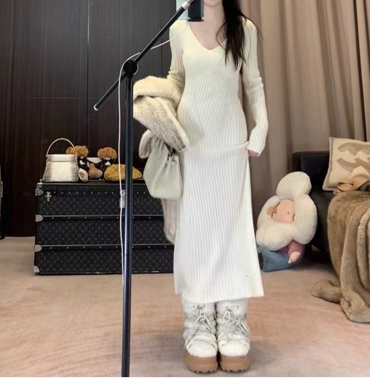 Őszi–téli kötött ruha V-nyakú, csípőre simuló fazon, középhosszú, akril- és poliészter keverék