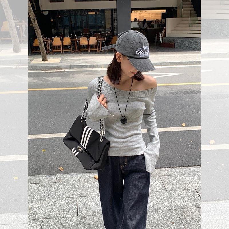 Pleteni pulover s šikim ovratnikom i otvorenim ramenima, dugi rukavi, viskozno vlakno, jednobojni uzorak, jesen 2024