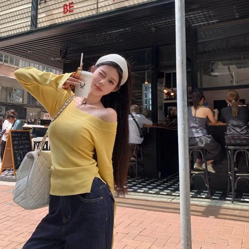 Pleteni pulover s šikim ovratnikom i otvorenim ramenima, dugi rukavi, viskozno vlakno, jednobojni uzorak, jesen 2024