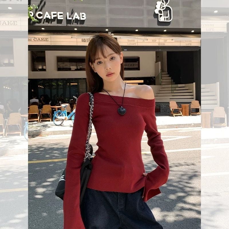 Pleteni pulover s šikim ovratnikom i otvorenim ramenima, dugi rukavi, viskozno vlakno, jednobojni uzorak, jesen 2024