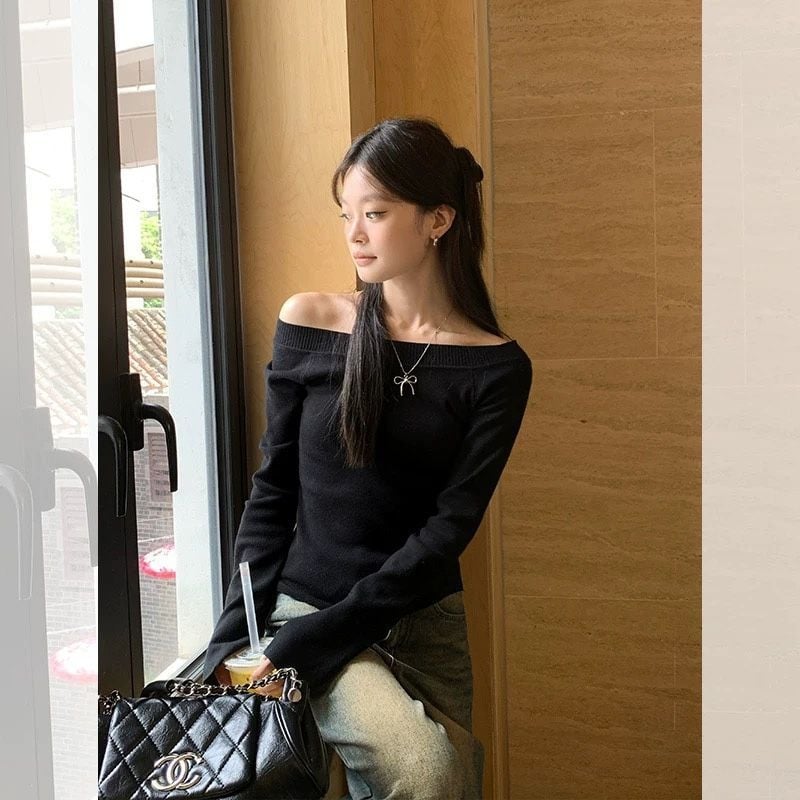 Pleteni pulover s šikim ovratnikom i otvorenim ramenima, dugi rukavi, viskozno vlakno, jednobojni uzorak, jesen 2024