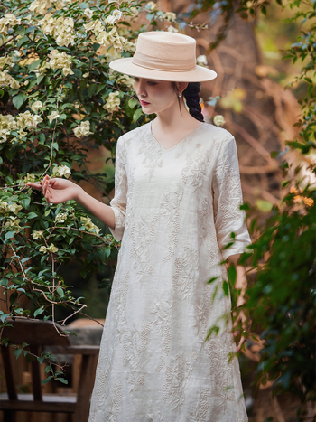 Rochie A-line din Ramie cu broderie florală, decolteu în V, mâneci 3/4