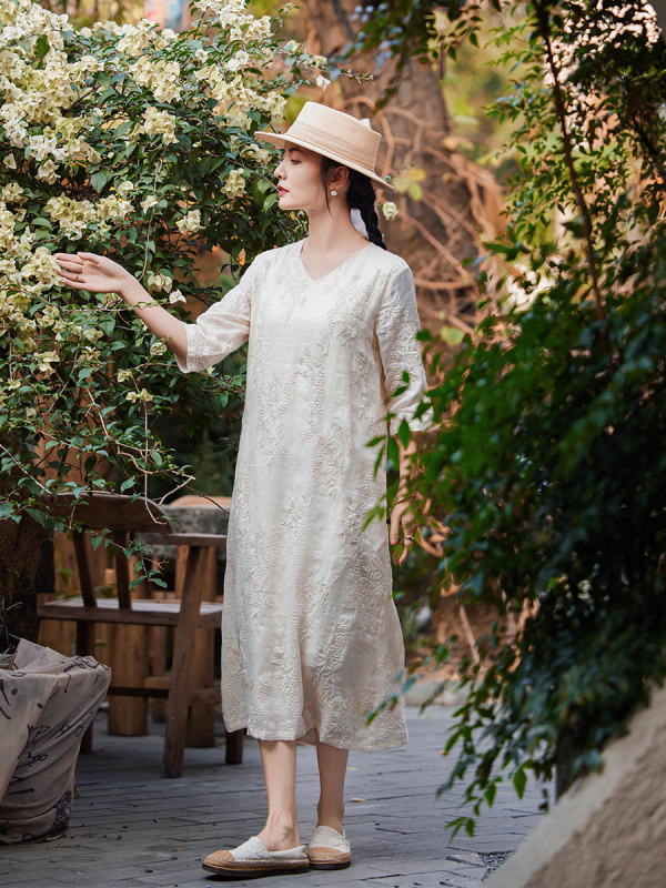 Rochie A-line din Ramie cu broderie florală, decolteu în V, mâneci 3/4