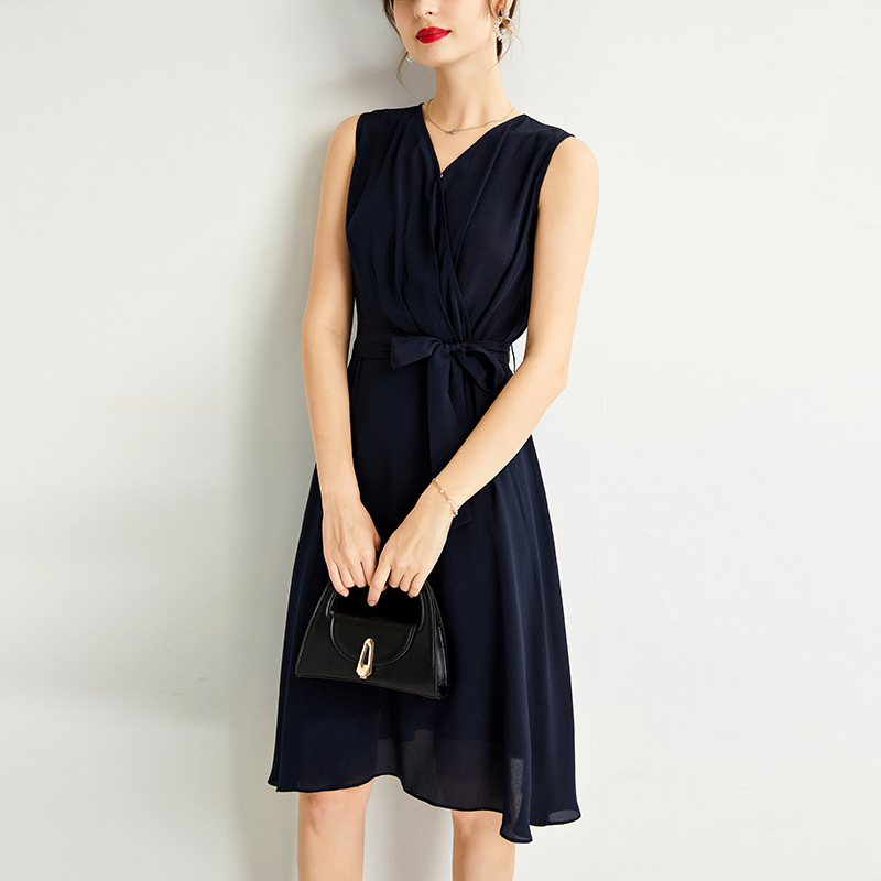 Mulberry selyem ruha, V-nyakú, ujjatlan, A-vonalú midi ruha, magas hőmérsékletű feldolgozás.