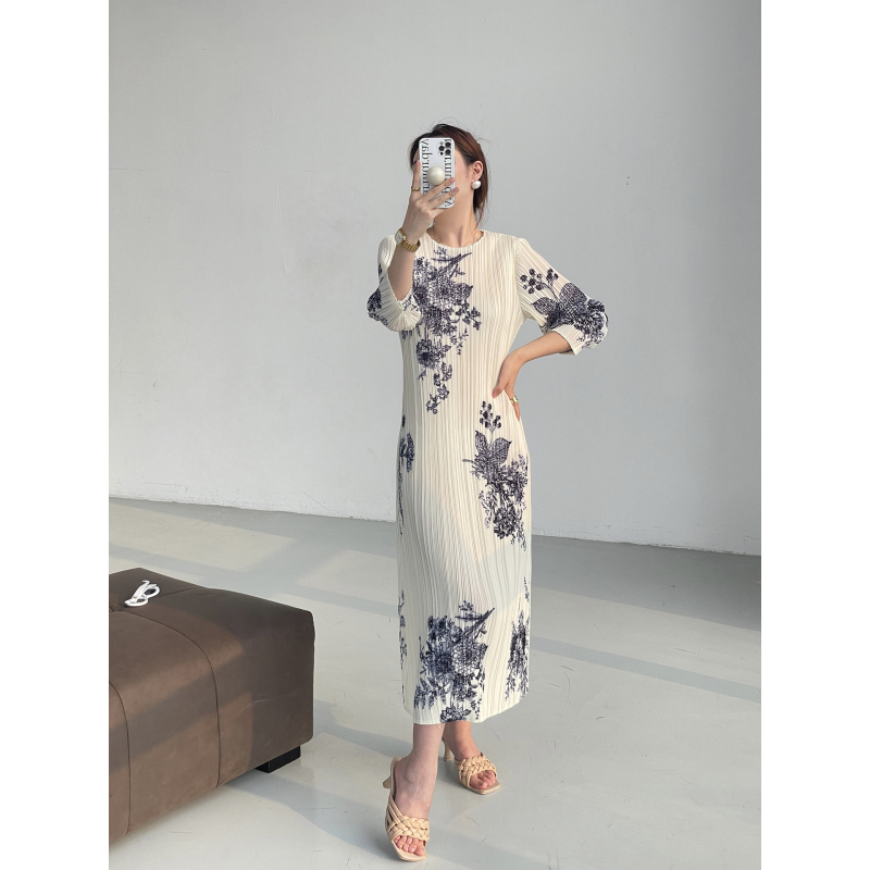 Poliészter ruha virágmintás, kerek nyakú, hosszú ujjú, középmagas derekú, midi hosszúságú