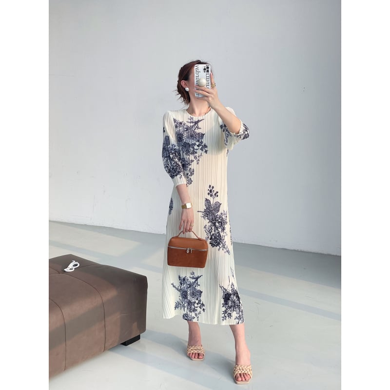 Poliészter ruha virágmintás, kerek nyakú, hosszú ujjú, középmagas derekú, midi hosszúságú