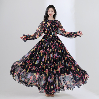 Tencel anyagú hosszú ruha virágos mintával, kerek nyakú, hosszú ujjú, lazán szabott derék