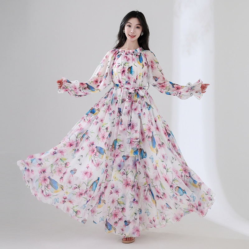 Tencel anyagú hosszú ruha virágos mintával, kerek nyakú, hosszú ujjú, lazán szabott derék