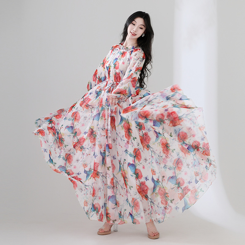 Tencel anyagú hosszú ruha virágos mintával, kerek nyakú, hosszú ujjú, lazán szabott derék