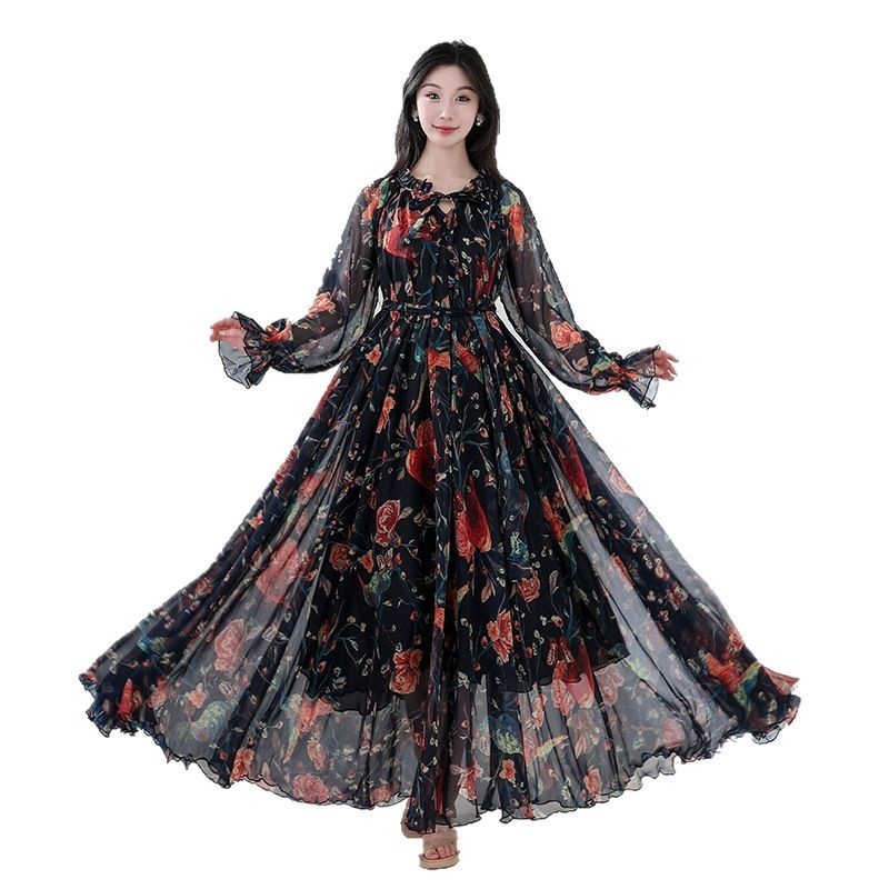 Tencel anyagú hosszú ruha virágos mintával, kerek nyakú, hosszú ujjú, lazán szabott derék