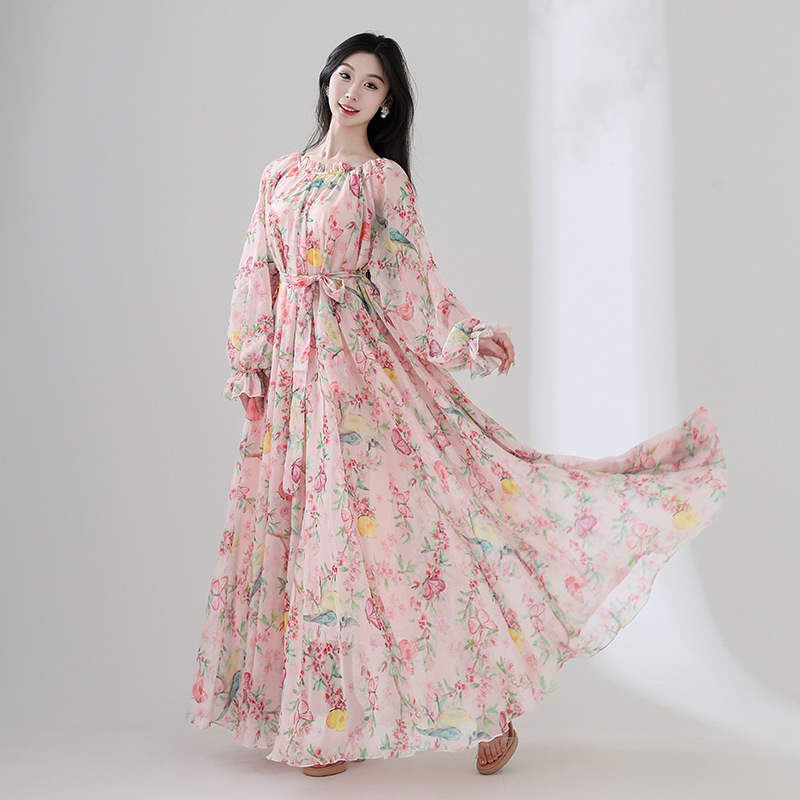 Tencel anyagú hosszú ruha virágos mintával, kerek nyakú, hosszú ujjú, lazán szabott derék