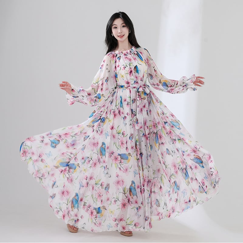 Tencel anyagú hosszú ruha virágos mintával, kerek nyakú, hosszú ujjú, lazán szabott derék