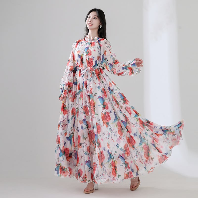 Tencel anyagú hosszú ruha virágos mintával, kerek nyakú, hosszú ujjú, lazán szabott derék