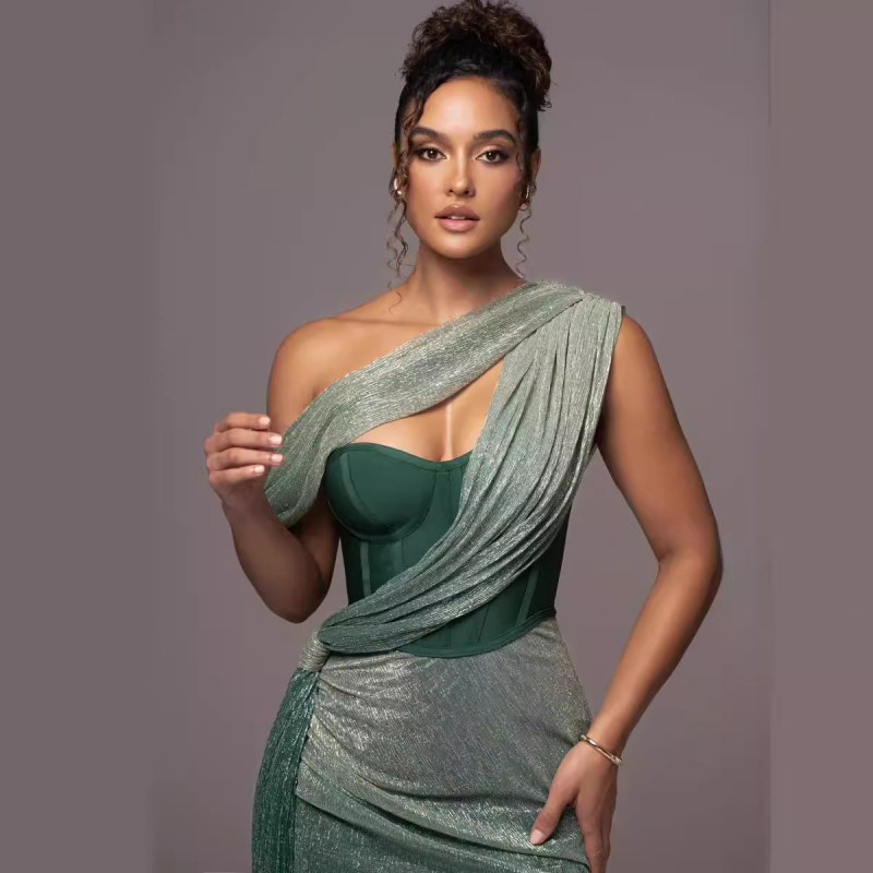 kellya Pánt nélküli kötött maxi ruha, elülső hasítás és varrási részlet, 80-90% poliészter