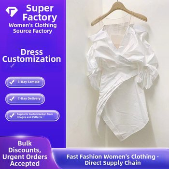 Rochie plisată, talie înaltă, siluetă în formă de A, panouri patchwork, țesătură din poliester.