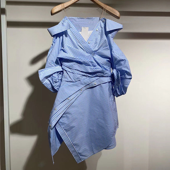 Rochie plisată, talie înaltă, siluetă în formă de A, panouri patchwork, țesătură din poliester.