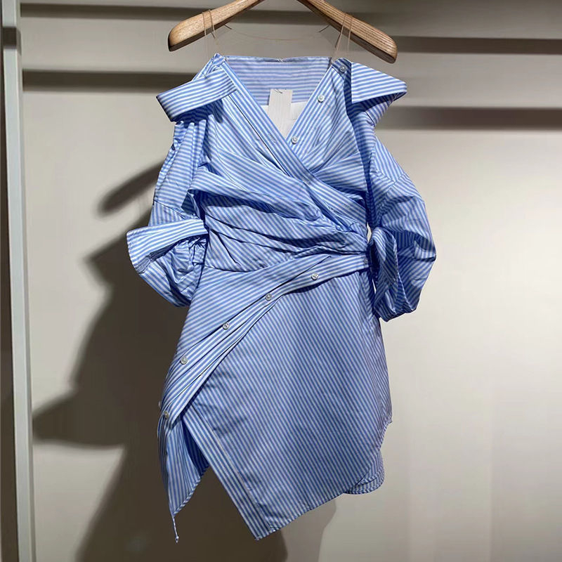 Rochie plisată, talie înaltă, siluetă în formă de A, panouri patchwork, țesătură din poliester.