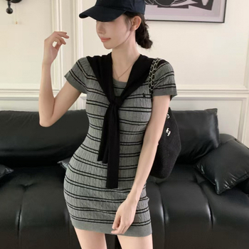 Két részes, csíkos ruhaszett, V-nyakú, rövid ujjú, elasztikus öv, A-vonalú midi fazon, poliészter.