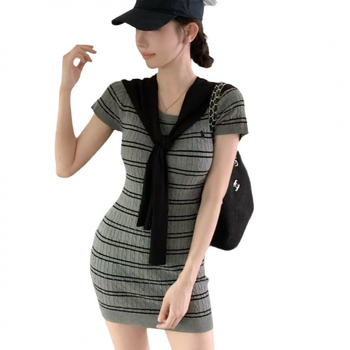 Két részes, csíkos ruhaszett, V-nyakú, rövid ujjú, elasztikus öv, A-vonalú midi fazon, poliészter.