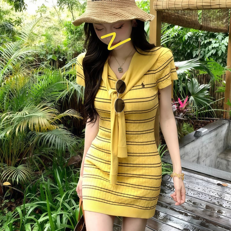 Két részes, csíkos ruhaszett, V-nyakú, rövid ujjú, elasztikus öv, A-vonalú midi fazon, poliészter.