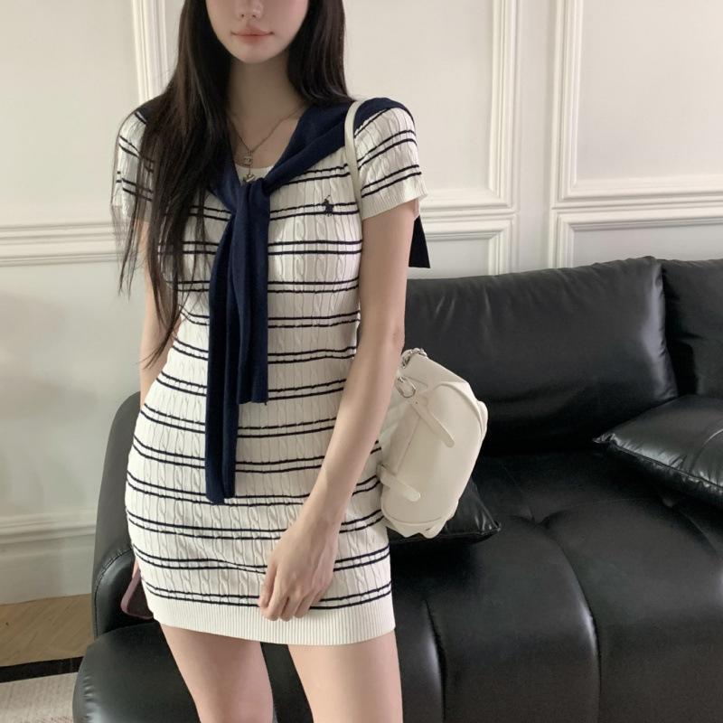 Két részes, csíkos ruhaszett, V-nyakú, rövid ujjú, elasztikus öv, A-vonalú midi fazon, poliészter.