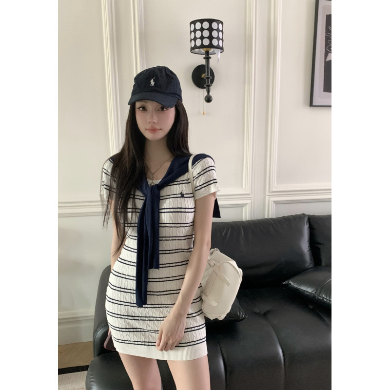 Két részes, csíkos ruhaszett, V-nyakú, rövid ujjú, elasztikus öv, A-vonalú midi fazon, poliészter.