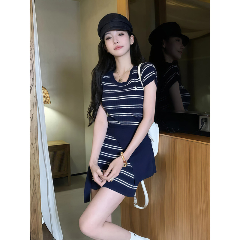 Két részes, csíkos ruhaszett, V-nyakú, rövid ujjú, elasztikus öv, A-vonalú midi fazon, poliészter.