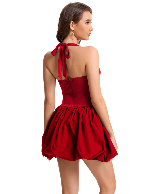 Halter nyakú ruha, hát nélküli, puffos szoknyával; anyag: sűrű tej-selyem; fő anyag: poliészter 90–95%; brúsed felületű