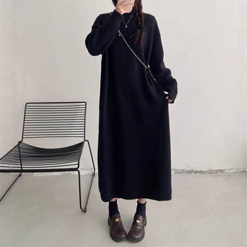 Kötött ruha egyenes szabásban, hosszú, egyszínű, hosszú ujjú, anyag poliészter-nylon keverék (50–70% poliészter, 30–50% nylon)