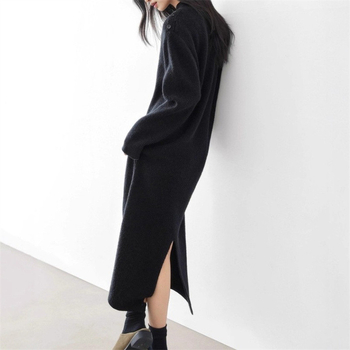 Kötött ruha egyenes szabásban, hosszú, egyszínű, hosszú ujjú, anyag poliészter-nylon keverék (50–70% poliészter, 30–50% nylon)